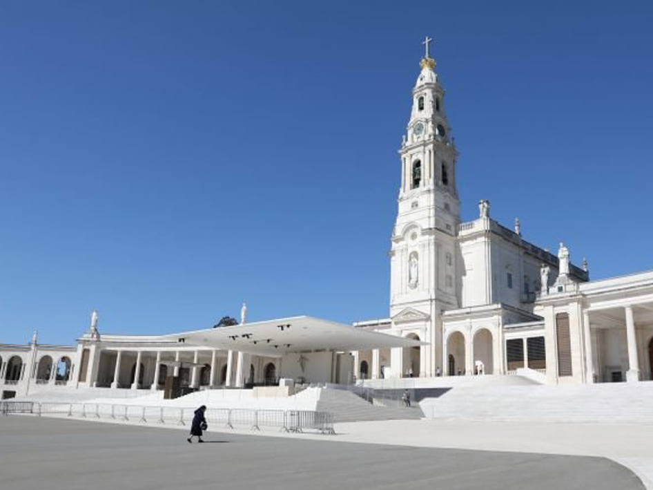 3-Basílica de N. Sra. do Rosário de Fátima e altar exterior 3-Basílica de N. Sra. do Rosário de Fátima e altar exterior