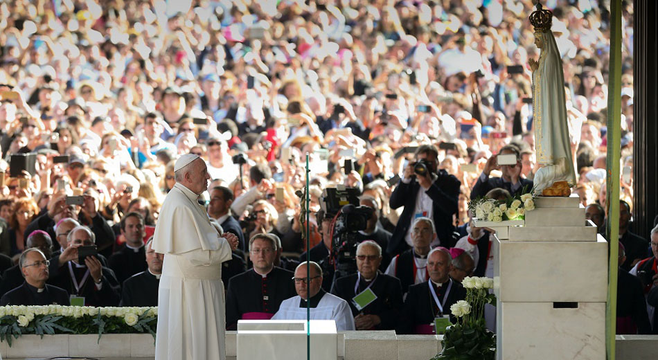 Pope Francis prays to Our Lady of Fatima at Apparitions Chapel at Fatima's Sanctuary, Leiria, Portugal, 12 May 2017. Pope Francis is in visiting Fatima on 12 and 13 May on the 100th anniversary of the appearances of Mary. JOSE SENA GOULAO/POOL/LUSA